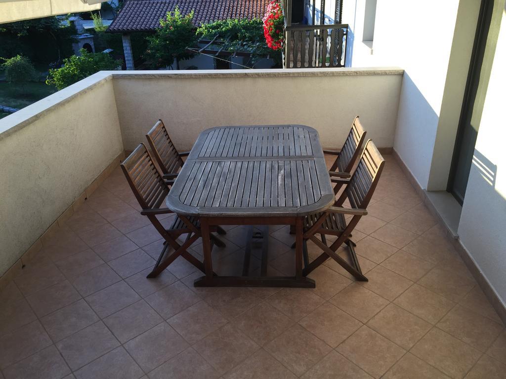 Tin House Apartment Povir